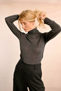 Knitted Thin Turtleneck in Charcoal