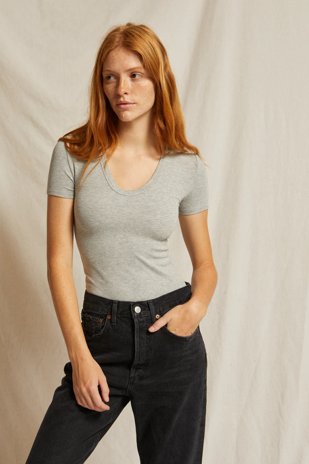 Avril Ribbed U-Neck Short Sleeve Tee in Heather Grey