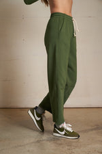 Load image into Gallery viewer, Fallon Fleece Barrel Sweatpant in Fern Green
