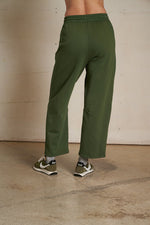 Load image into Gallery viewer, Fallon Fleece Barrel Sweatpant in Fern Green
