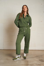 Load image into Gallery viewer, Fallon Fleece Barrel Sweatpant in Fern Green
